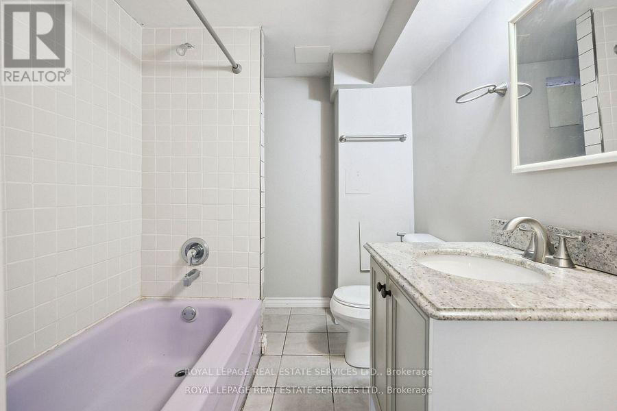 256 Zelda Crescent, Richmond Hill, Ontario  L4C 2Y5 - Photo 23 - N12428602