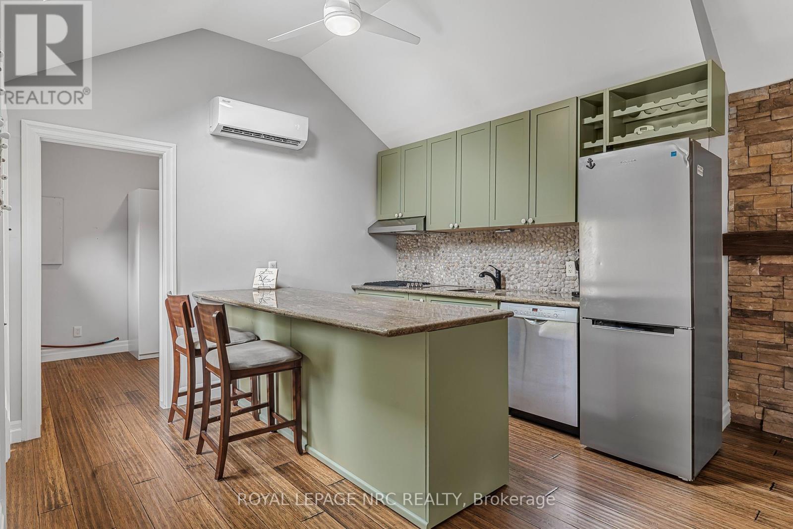 370 Lakewood Avenue, Fort Erie, Ontario  L0S 1B0 - Photo 3 - X12428678