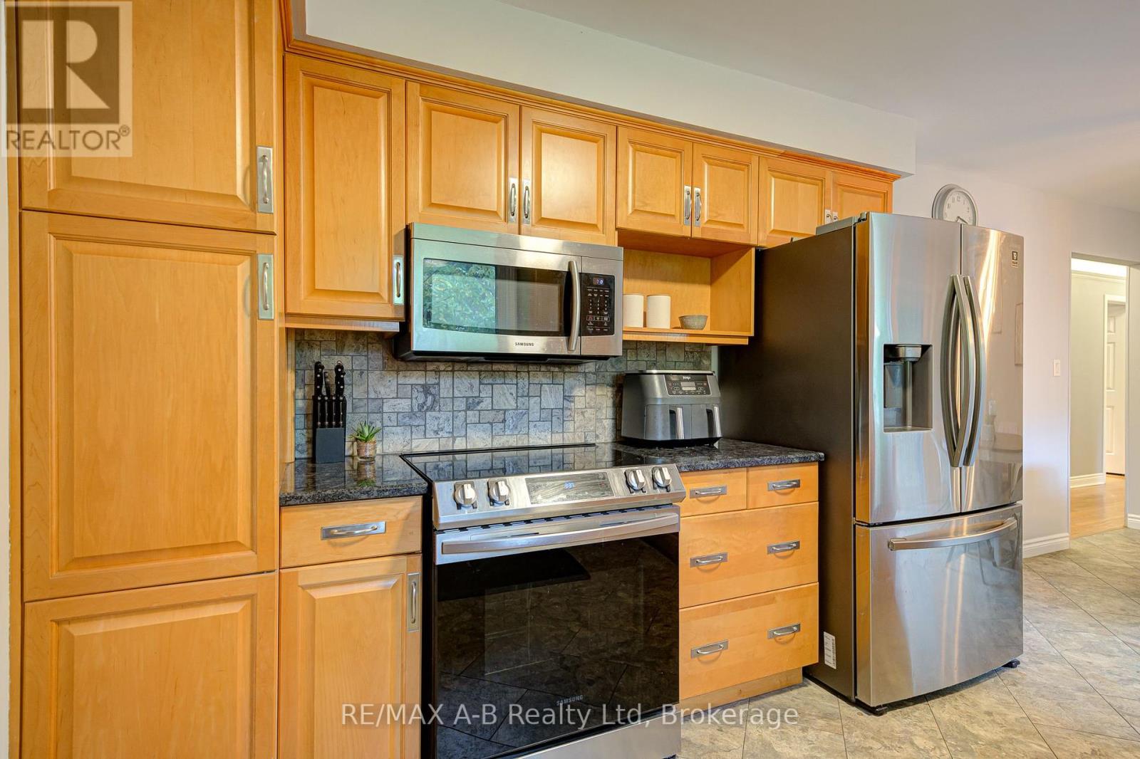 254 Boyce Street, Perth South, Ontario  N0K 1X0 - Photo 13 - X12428720