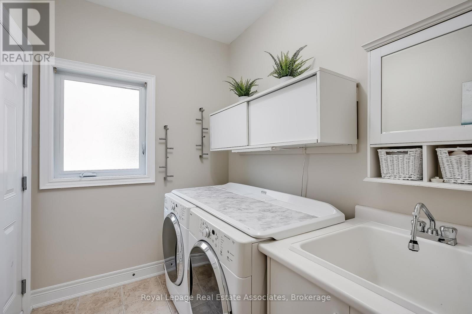 2257 Adirondak Trail, Oakville, Ontario  L6M 4W4 - Photo 17 - W12428583