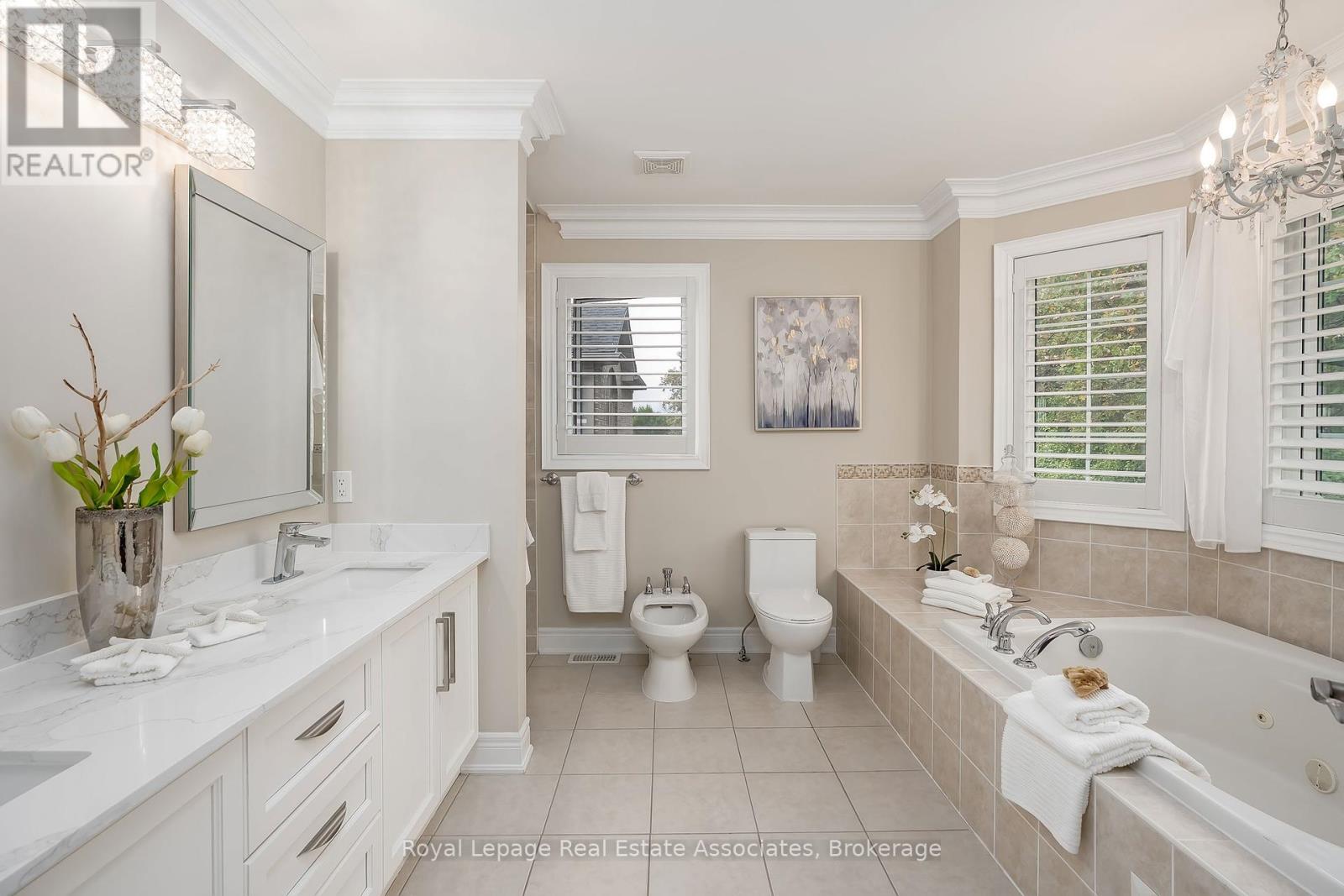 2257 Adirondak Trail, Oakville, Ontario  L6M 4W4 - Photo 21 - W12428583