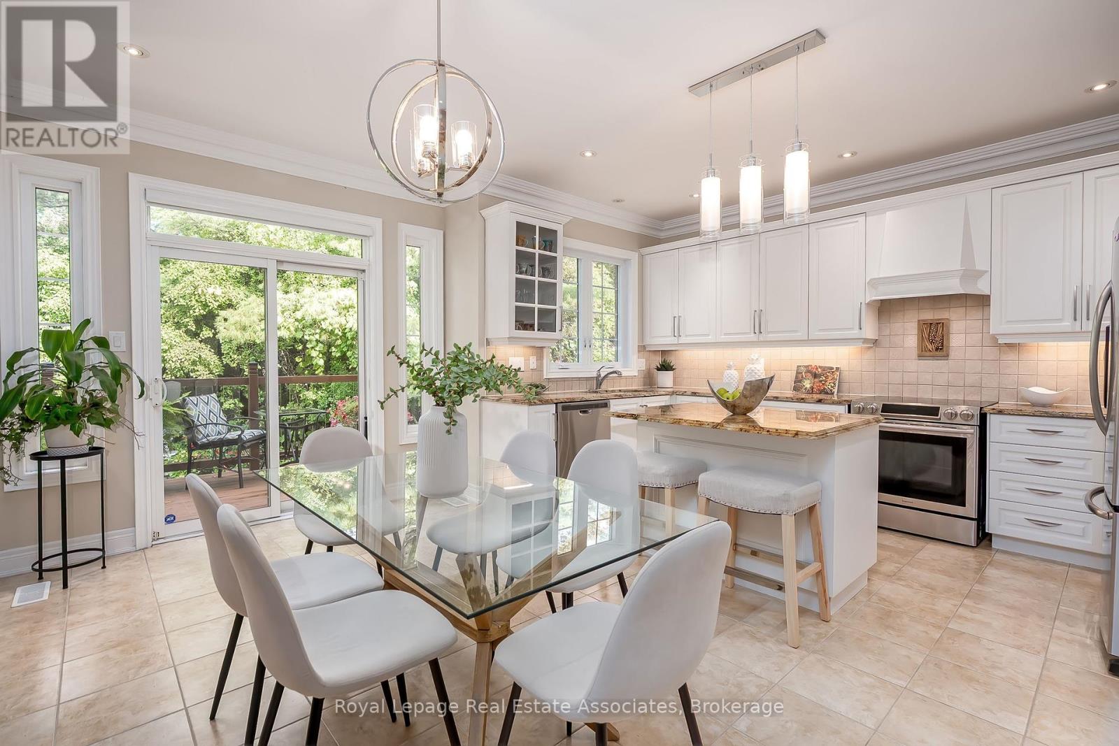2257 Adirondak Trail, Oakville, Ontario  L6M 4W4 - Photo 7 - W12428583