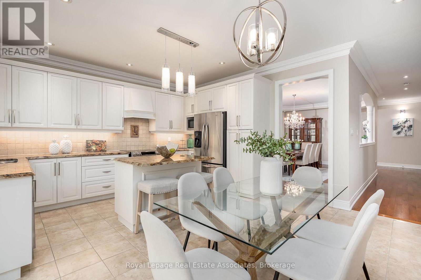 2257 Adirondak Trail, Oakville, Ontario  L6M 4W4 - Photo 8 - W12428583