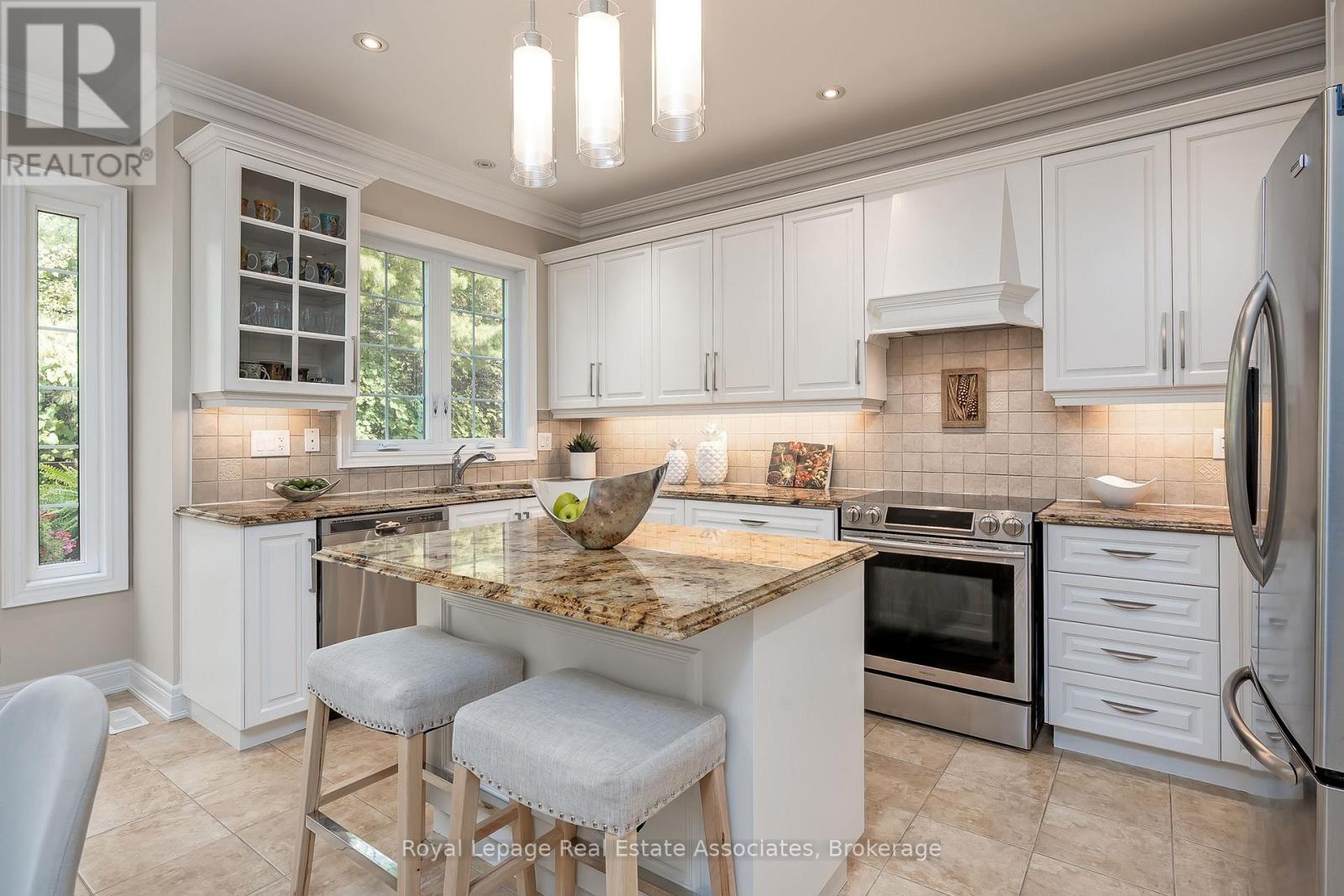 2257 Adirondak Trail, Oakville, Ontario  L6M 4W4 - Photo 9 - W12428583