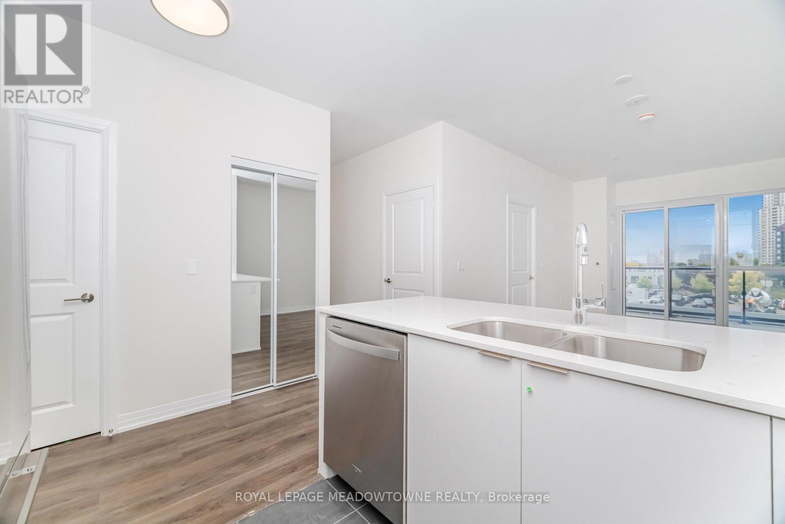 207 - 15 Watergarden Drive, Mississauga, Ontario  L5R 0H4 - Photo 11 - W12428613