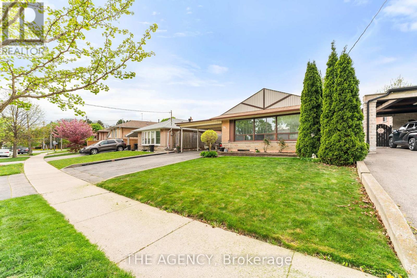 65 Barkwin Drive, Toronto, Ontario  M9V 2W5 - Photo 4 - W12428637