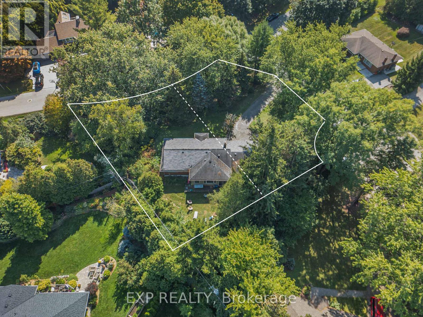 376 Philip Place, Hamilton, Ontario  L9G 3G8 - Photo 2 - X12370179
