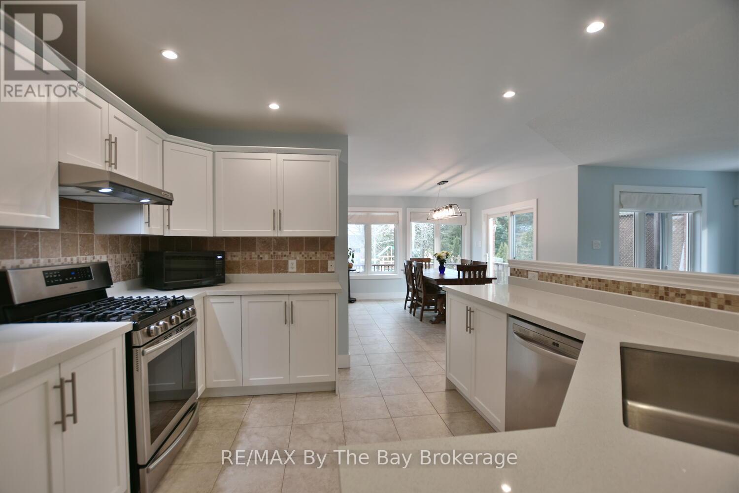 424 Ramblewood Drive, Wasaga Beach, Ontario  L9Z 1P3 - Photo 9 - S12428869