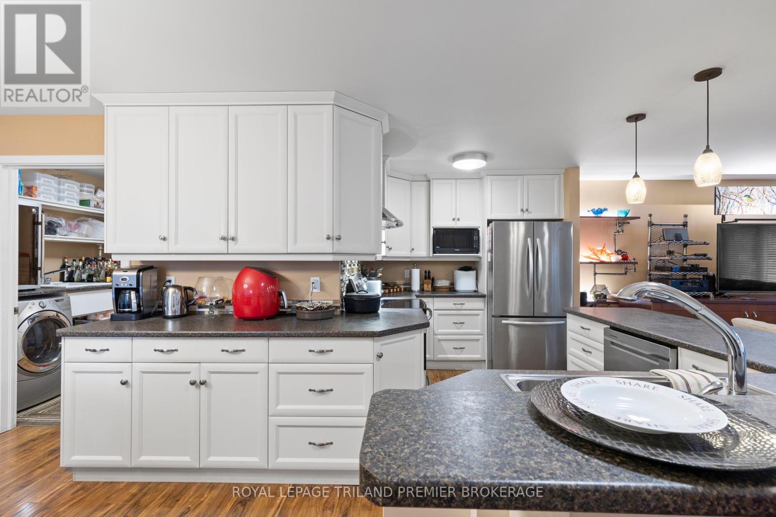 7710 Clayton Street, Lambton Shores, Ontario  N0M 2L0 - Photo 11 - X12428870