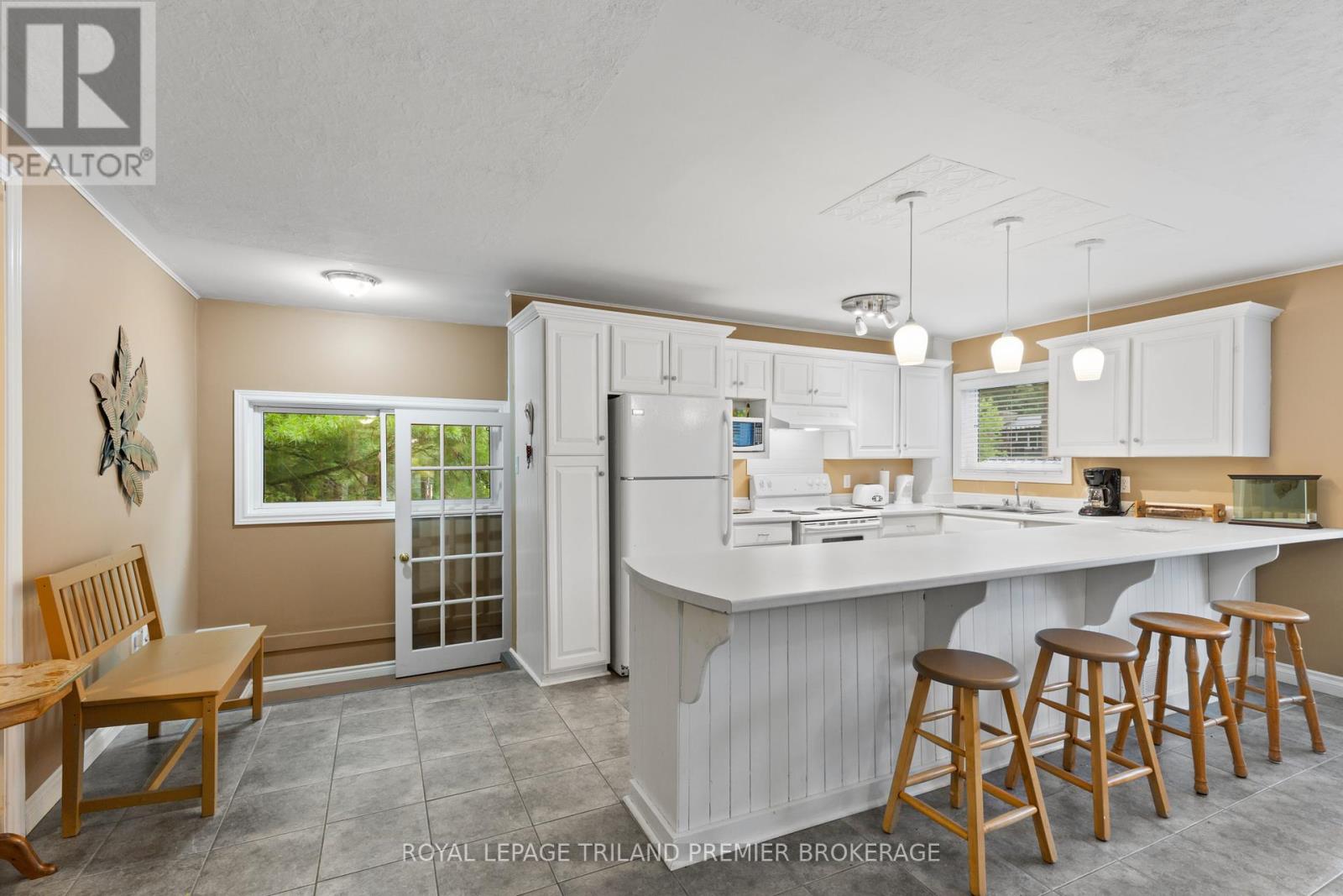 7710 Clayton Street, Lambton Shores, Ontario  N0M 2L0 - Photo 31 - X12428870