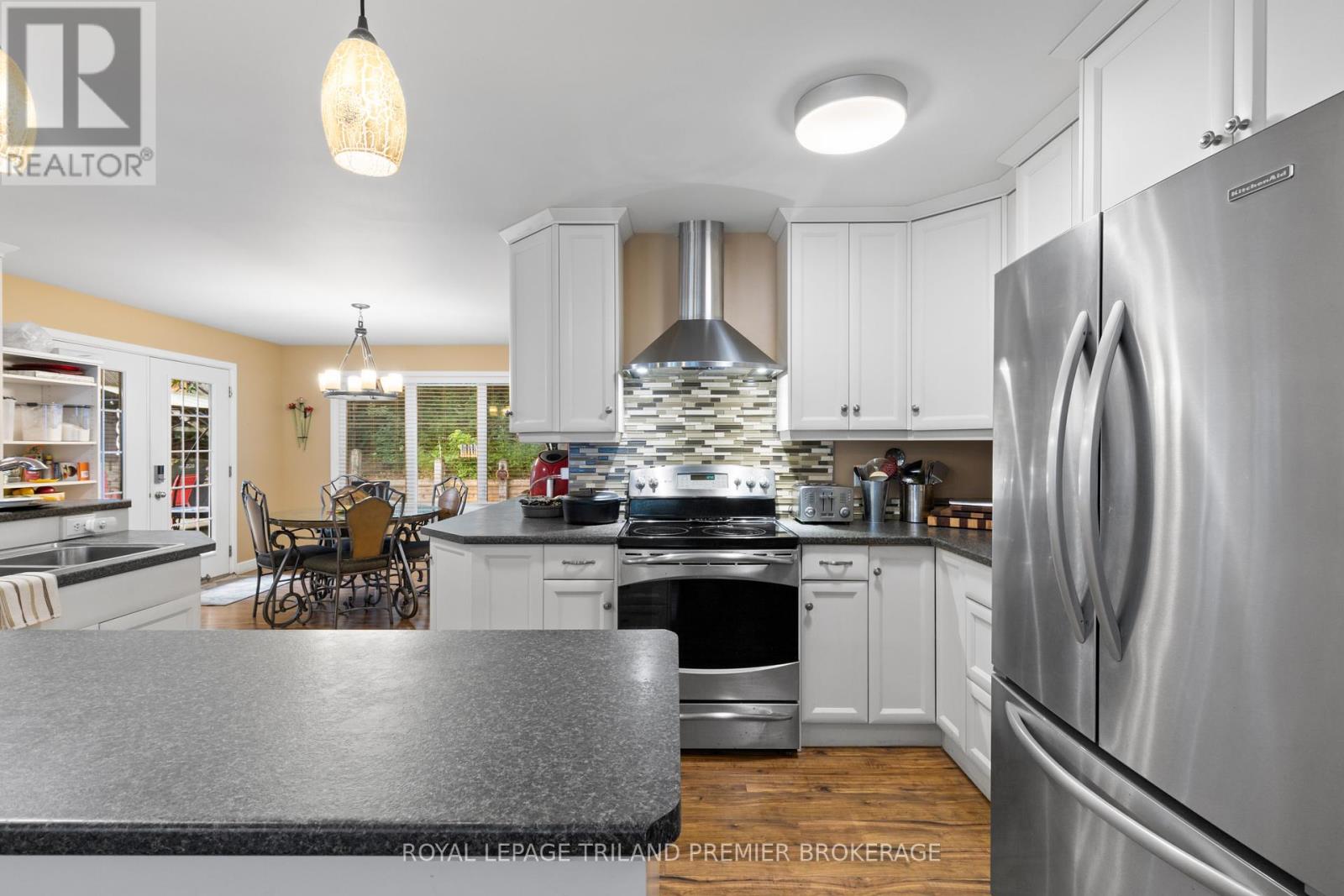 7710 Clayton Street, Lambton Shores, Ontario  N0M 2L0 - Photo 9 - X12428870