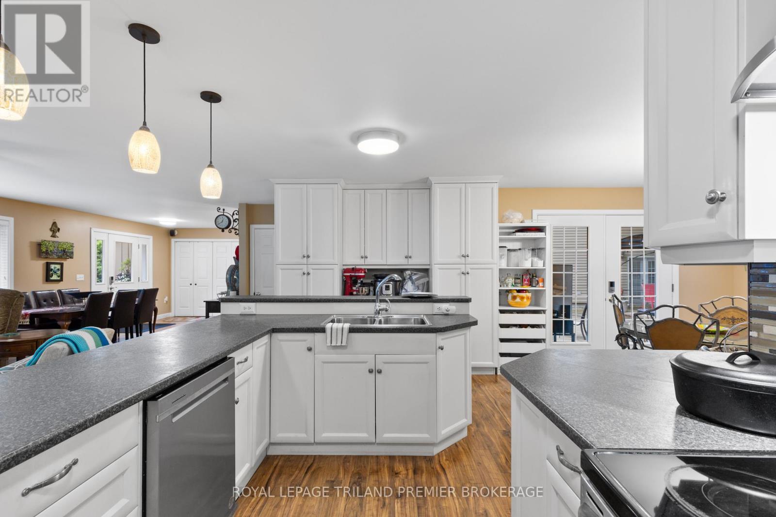 7710 Clayton Street, Lambton Shores, Ontario  N0M 2L0 - Photo 8 - X12428870