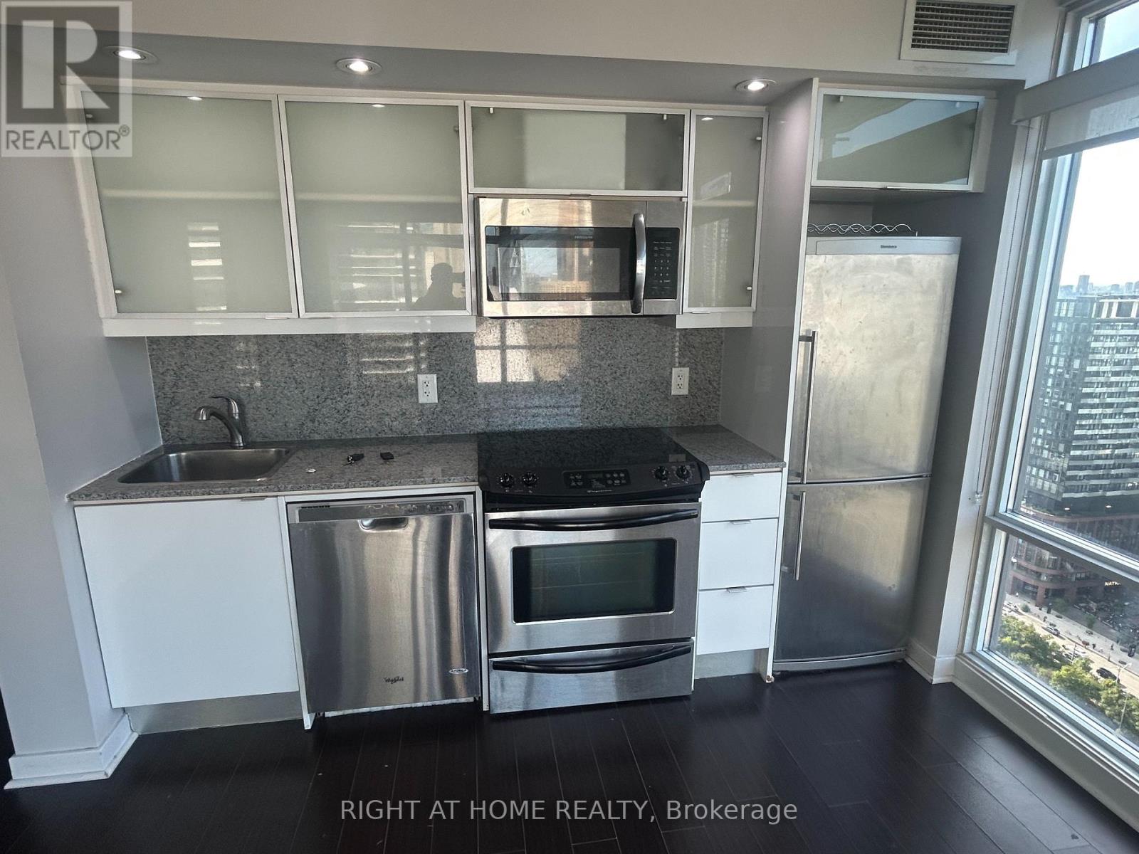 3702 - 25 Telegram Mews, Toronto, Ontario  M5V 3Z1 - Photo 11 - C12428683