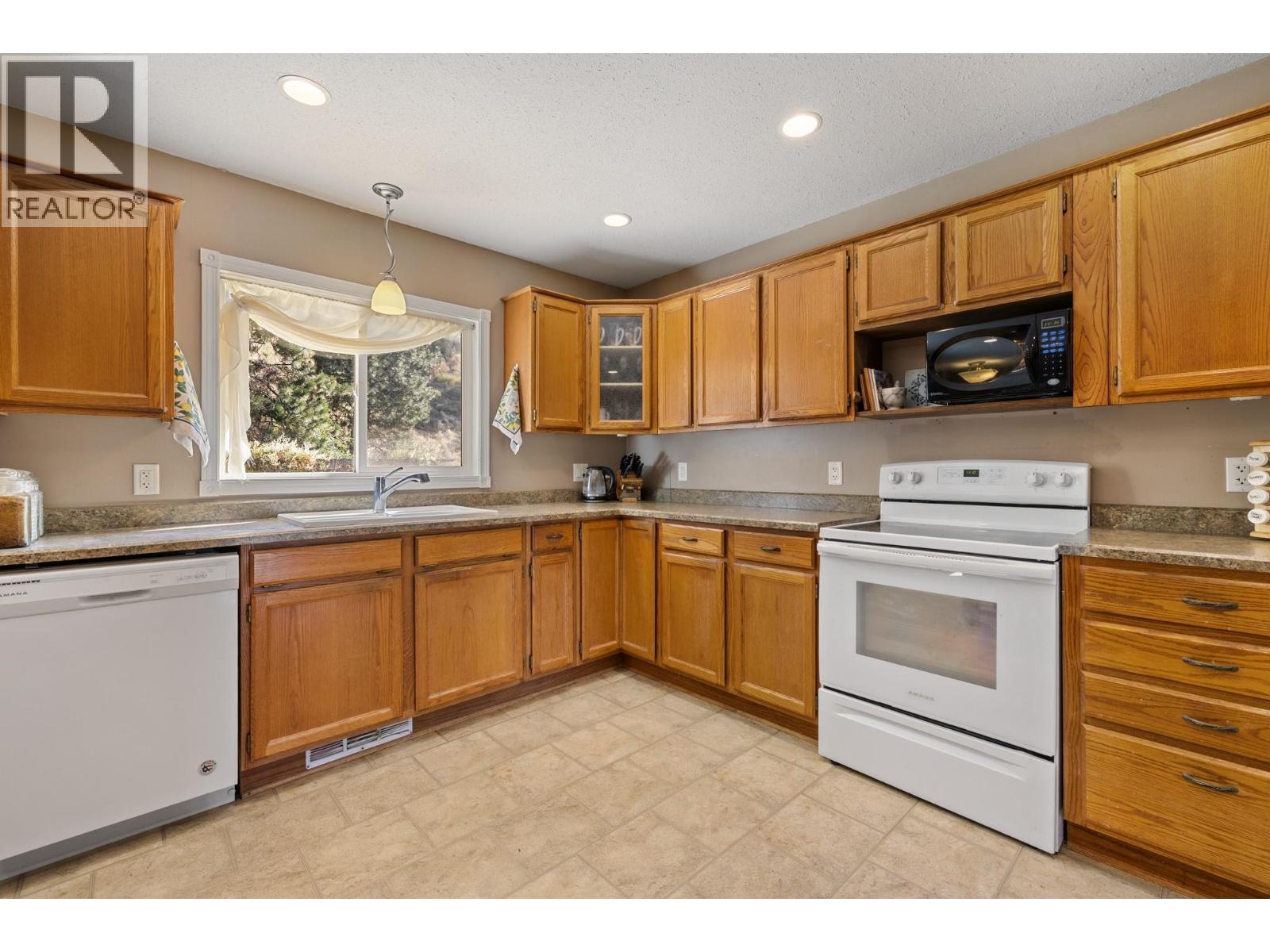 975 Neptune Road Kelowna Photo 6