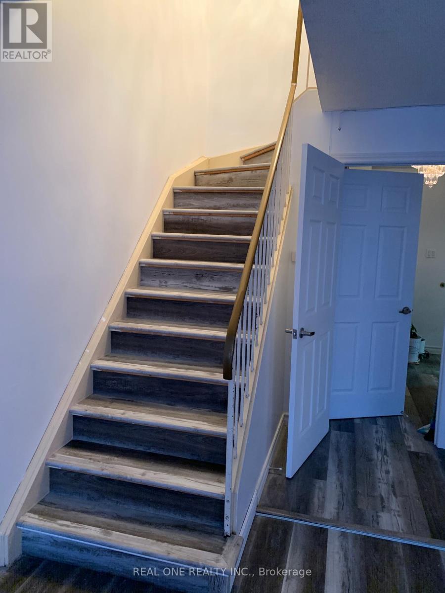 37 Middleton Court, Markham, Ontario  L3R 3G6 - Photo 6 - N12428703