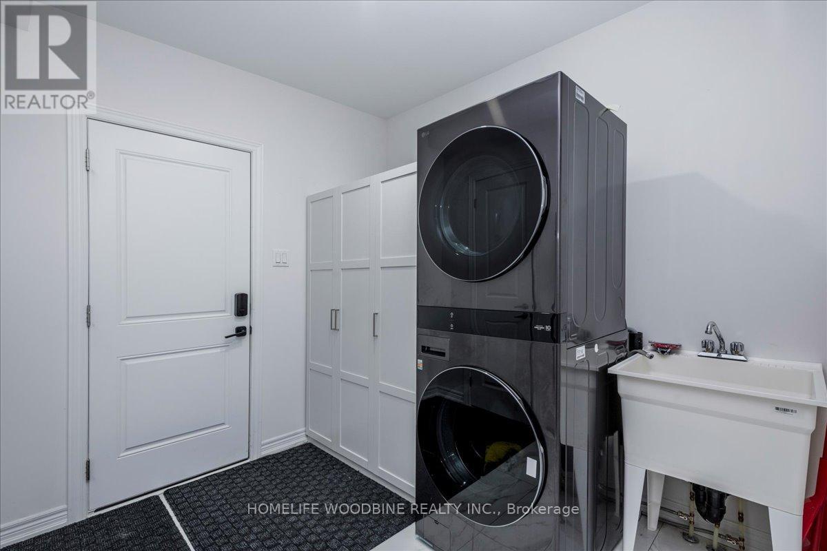 21 Wakefield Boulevard, Essa, Ontario  L3W 0L7 - Photo 13 - N12428725