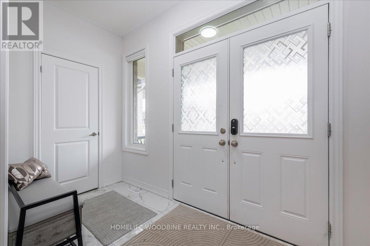 21 Wakefield Boulevard, Essa, Ontario  L3W 0L7 - Photo 3 - N12428725