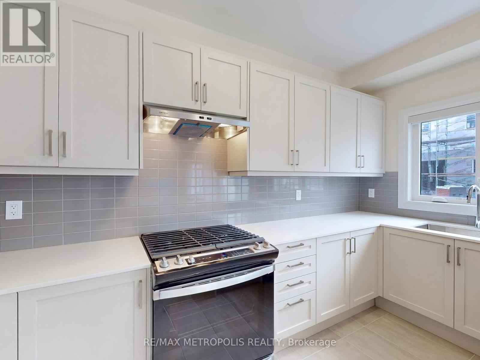 Main - 21 La Reine Avenue, Richmond Hill, Ontario  L4E 2Y8 - Photo 10 - N12428773