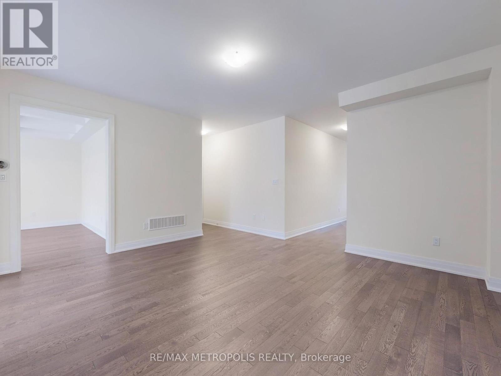 Main - 21 La Reine Avenue, Richmond Hill, Ontario  L4E 2Y8 - Photo 7 - N12428773