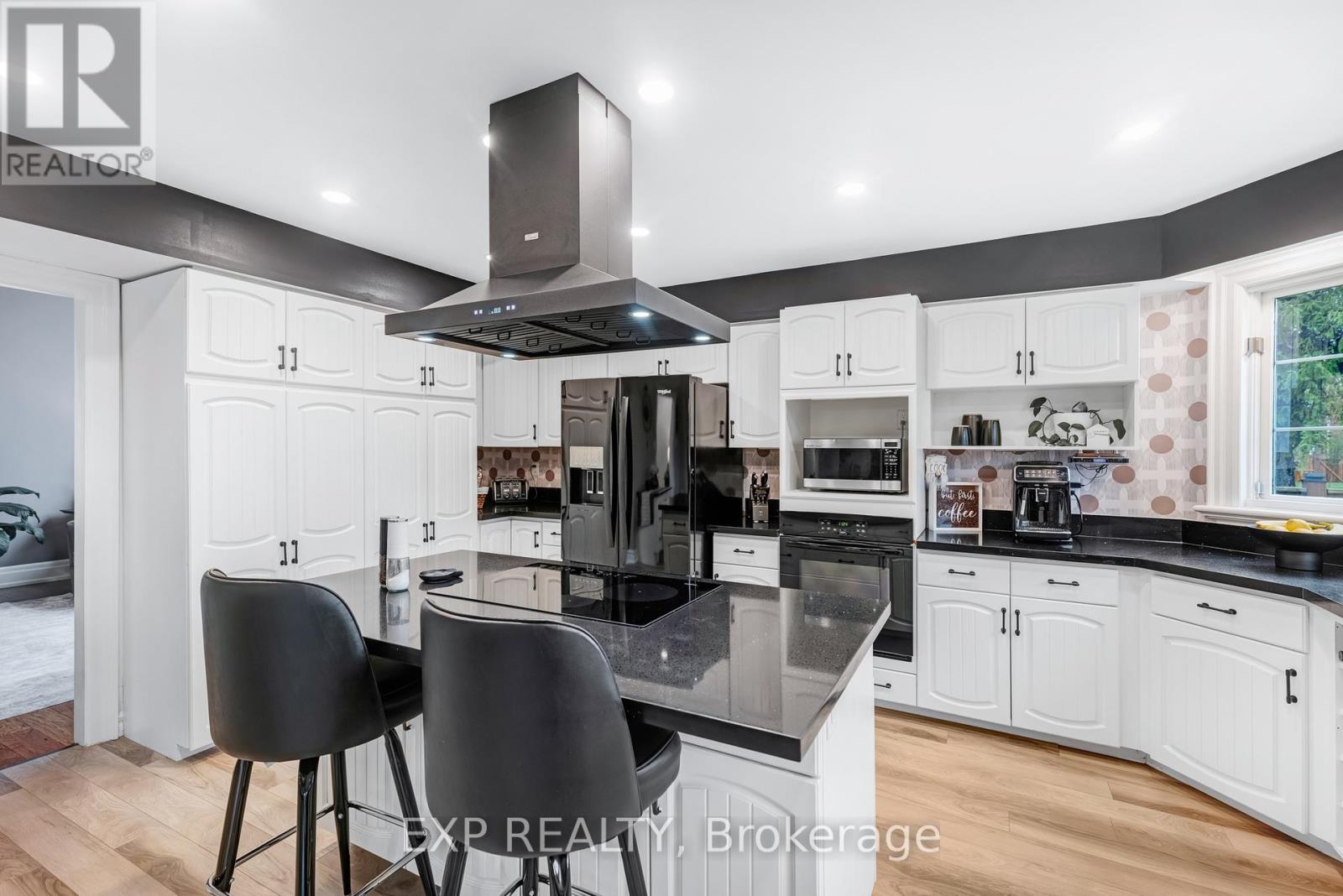 67 Geoffrey Crescent, Whitchurch-Stouffville, Ontario  L4A 5C1 - Photo 11 - N12428811