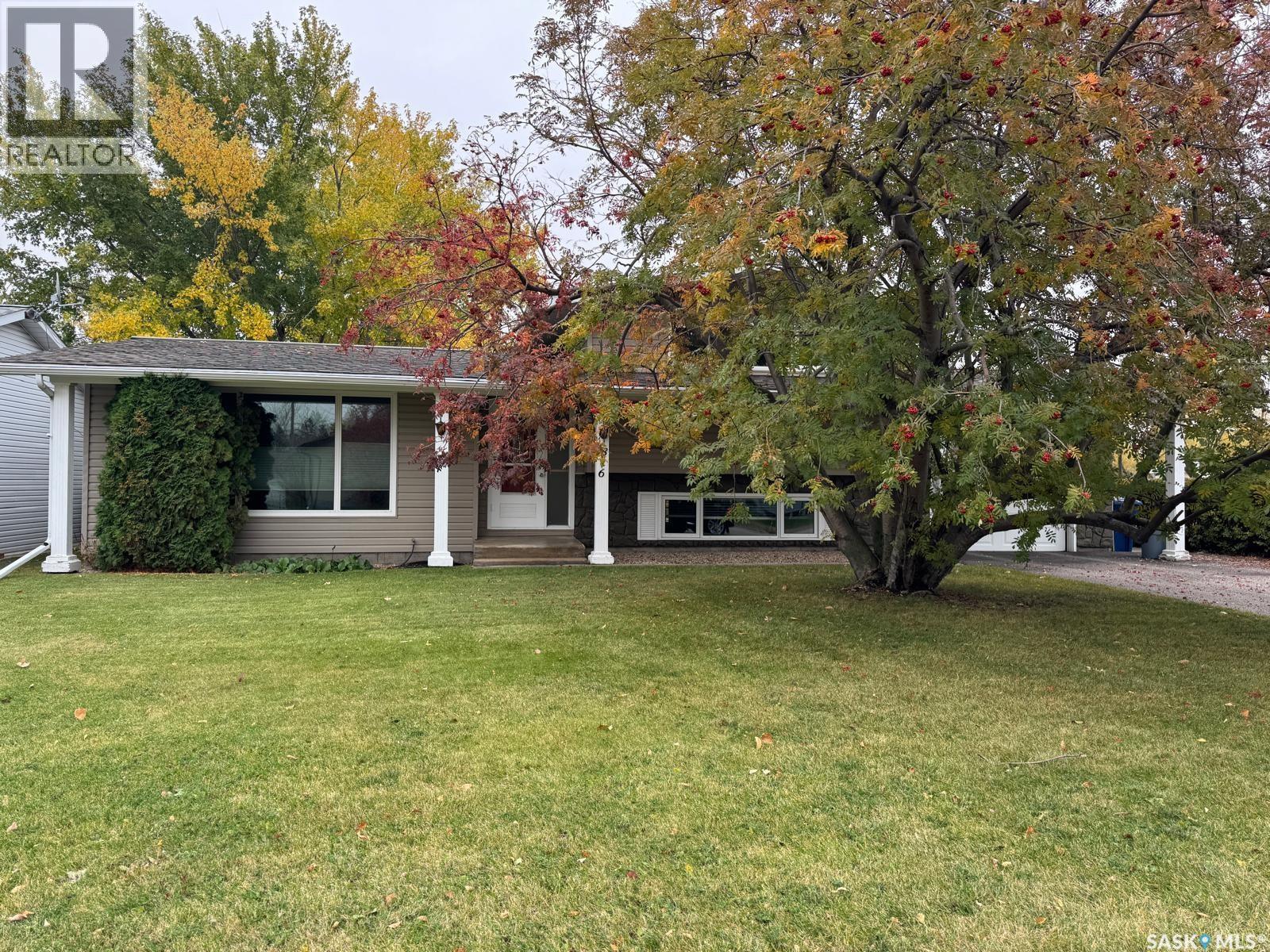 316 8th Street E, Wynyard, Saskatchewan  S0A 4T0 - Photo 2 - SK006698