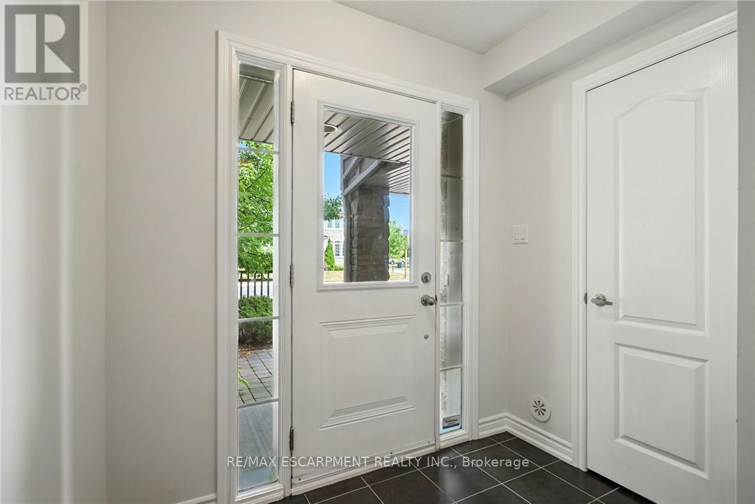 2570 Grand Oak Trail, Oakville, Ontario  L6M 0S4 - Photo 4 - W12428764