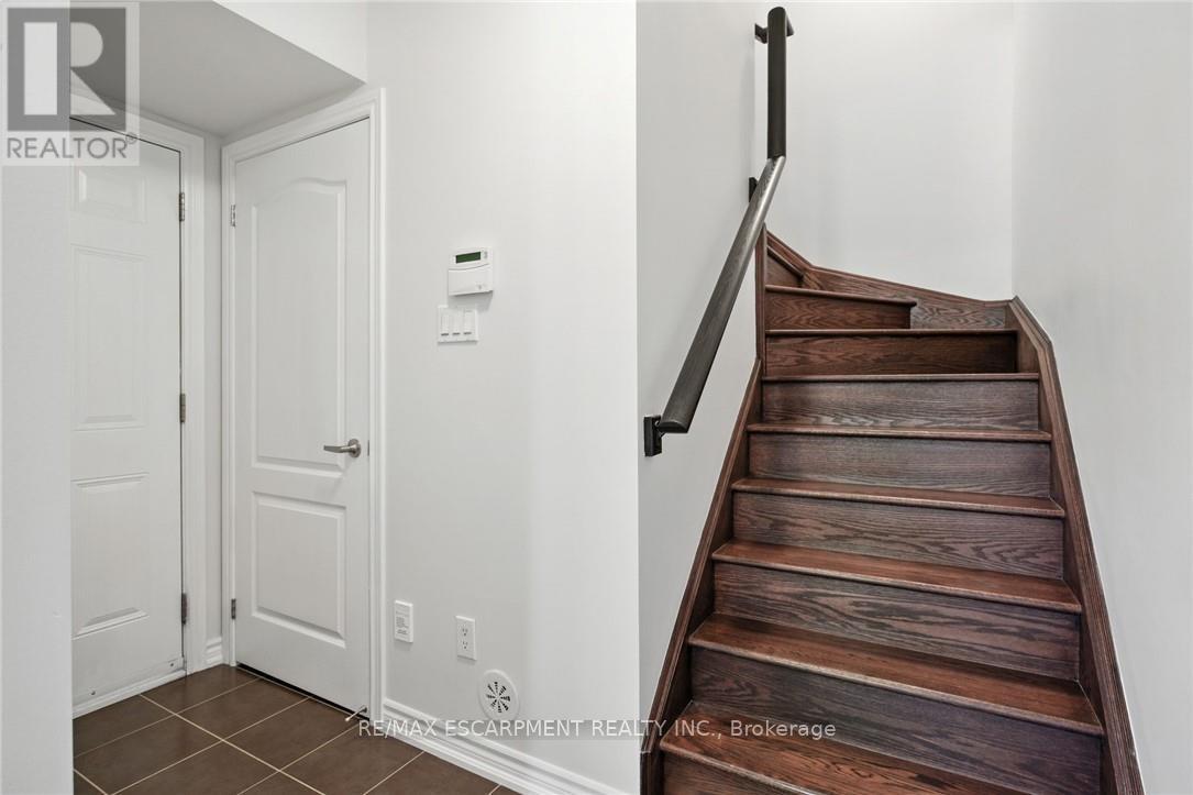 2570 Grand Oak Trail, Oakville, Ontario  L6M 0S4 - Photo 5 - W12428764
