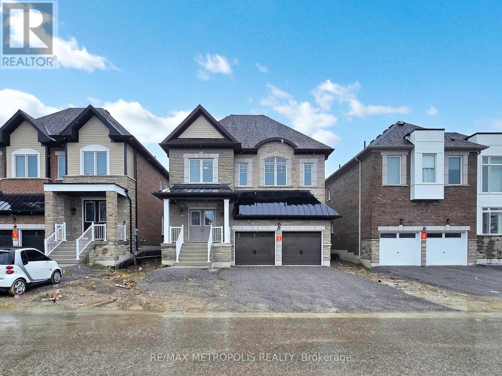 21 LA REINE AVENUE, Richmond Hill, Ontario