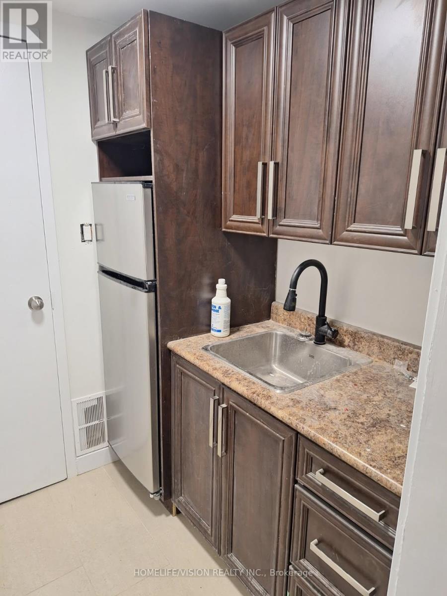 Lower - 4 Essa Road, Barrie, Ontario  L4N 3K3 - Photo 3 - S12428850