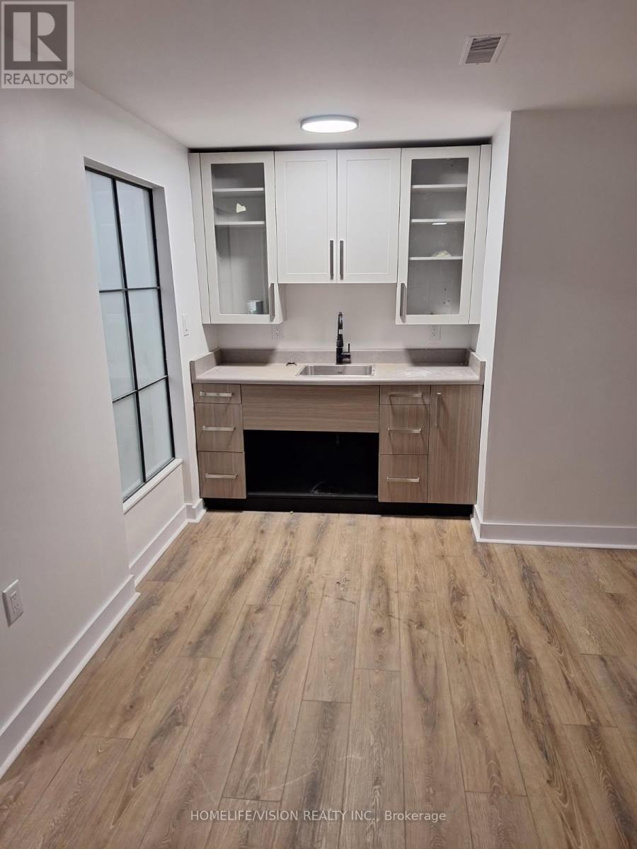 Lower - 4 Essa Road, Barrie, Ontario  L4N 3K3 - Photo 6 - S12428850