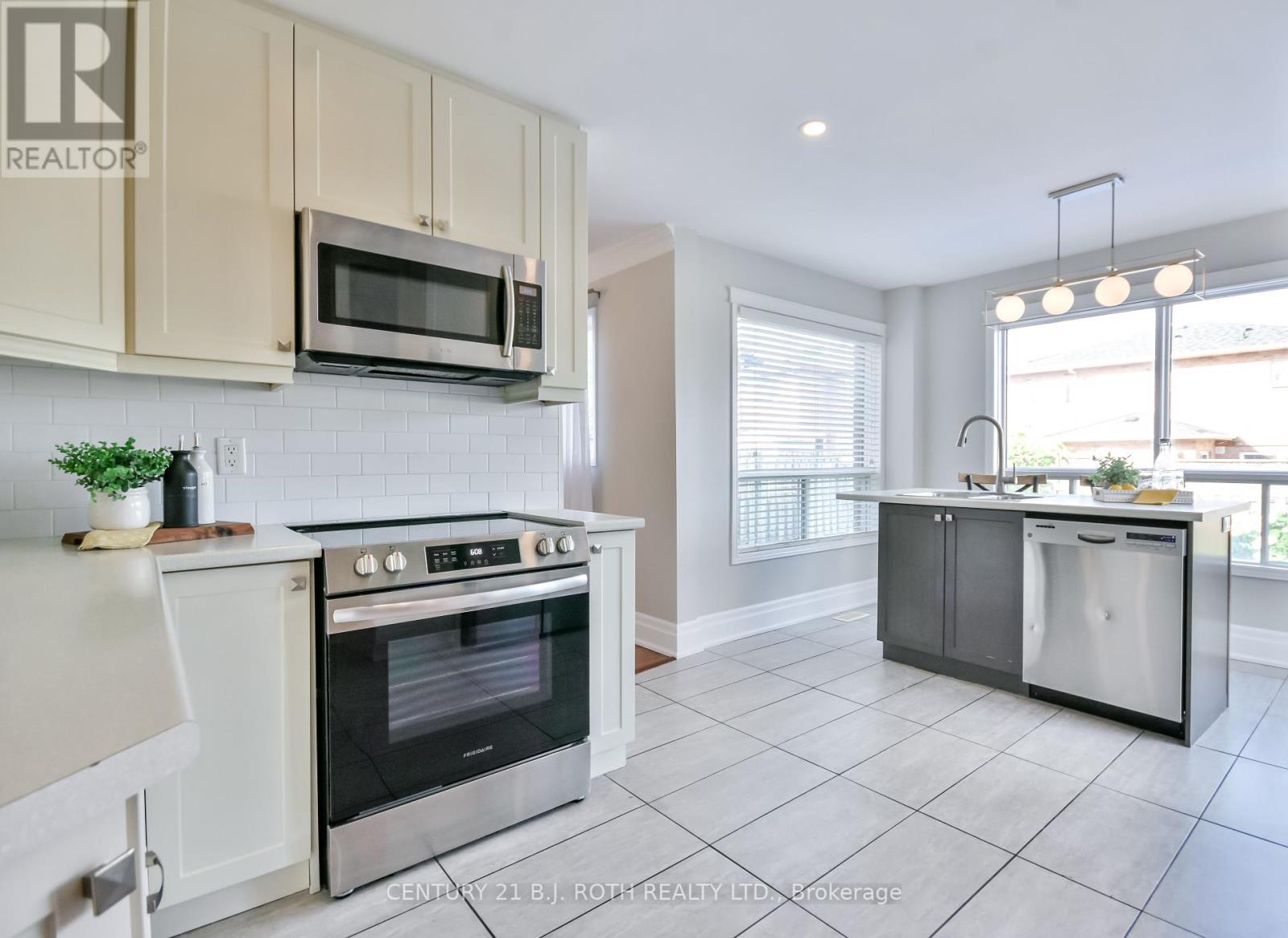 25 Keats Drive, Barrie, Ontario  L4N 6C9 - Photo 16 - S12428865