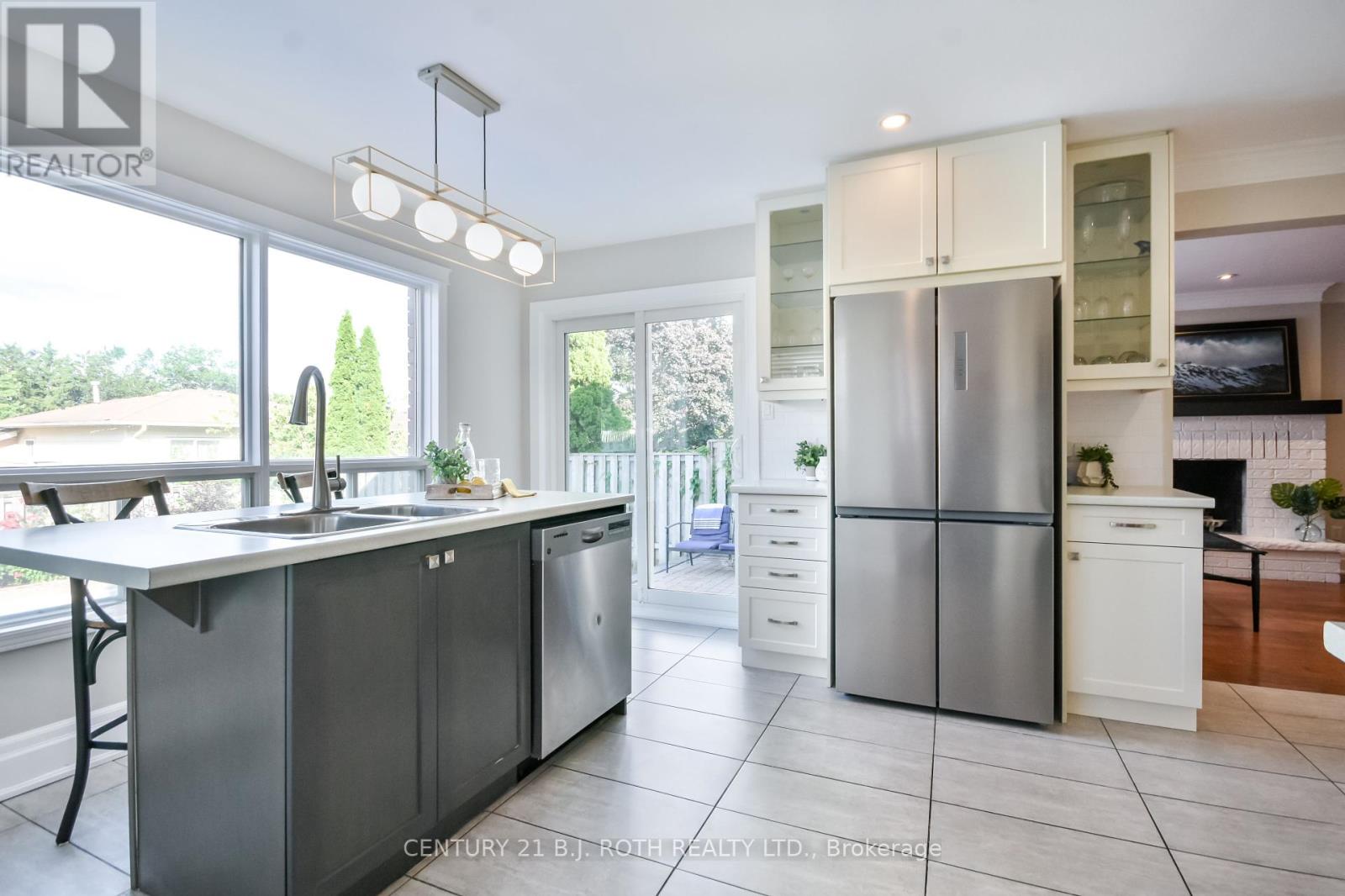 25 Keats Drive, Barrie, Ontario  L4N 6C9 - Photo 9 - S12428865