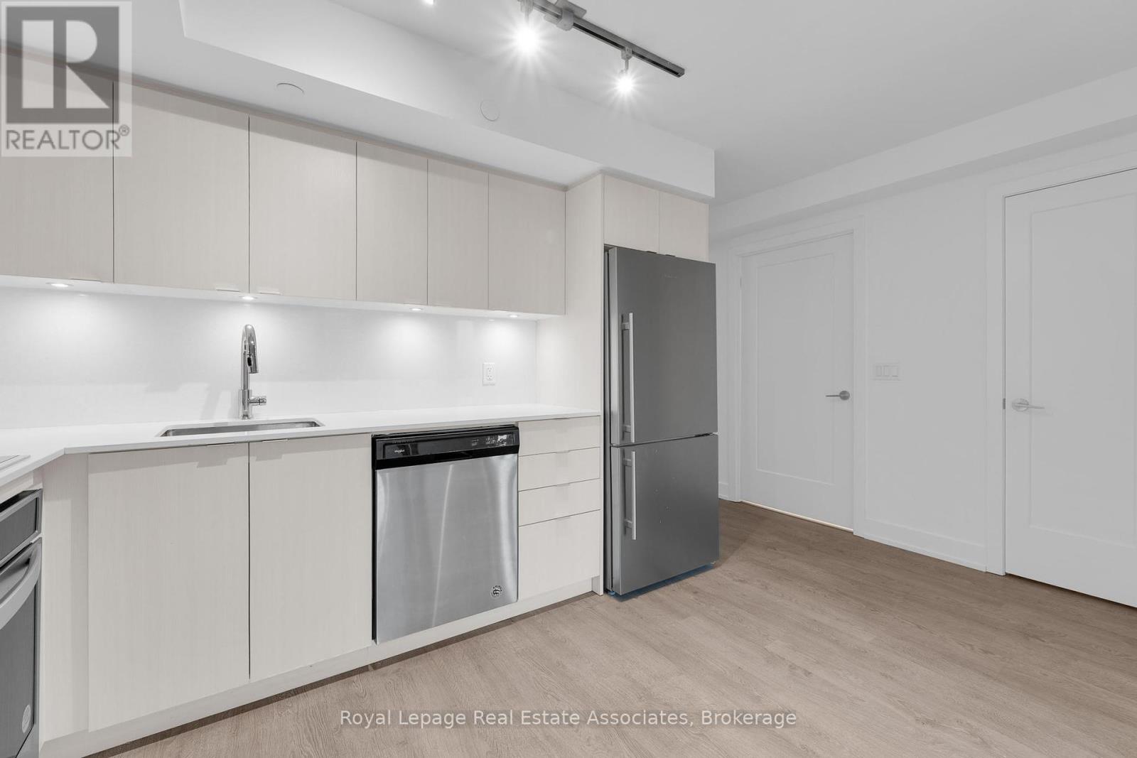636 - 5 Mabelle Avenue, Toronto, Ontario  M9A 0C8 - Photo 4 - W12359652