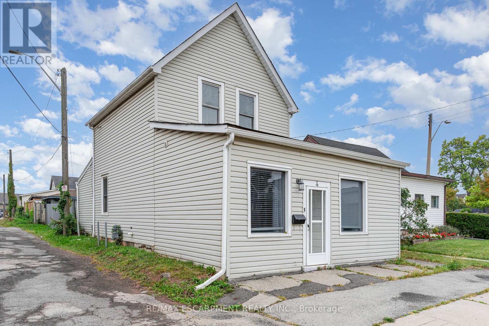 4 ROBINS AVENUE, Hamilton, Ontario