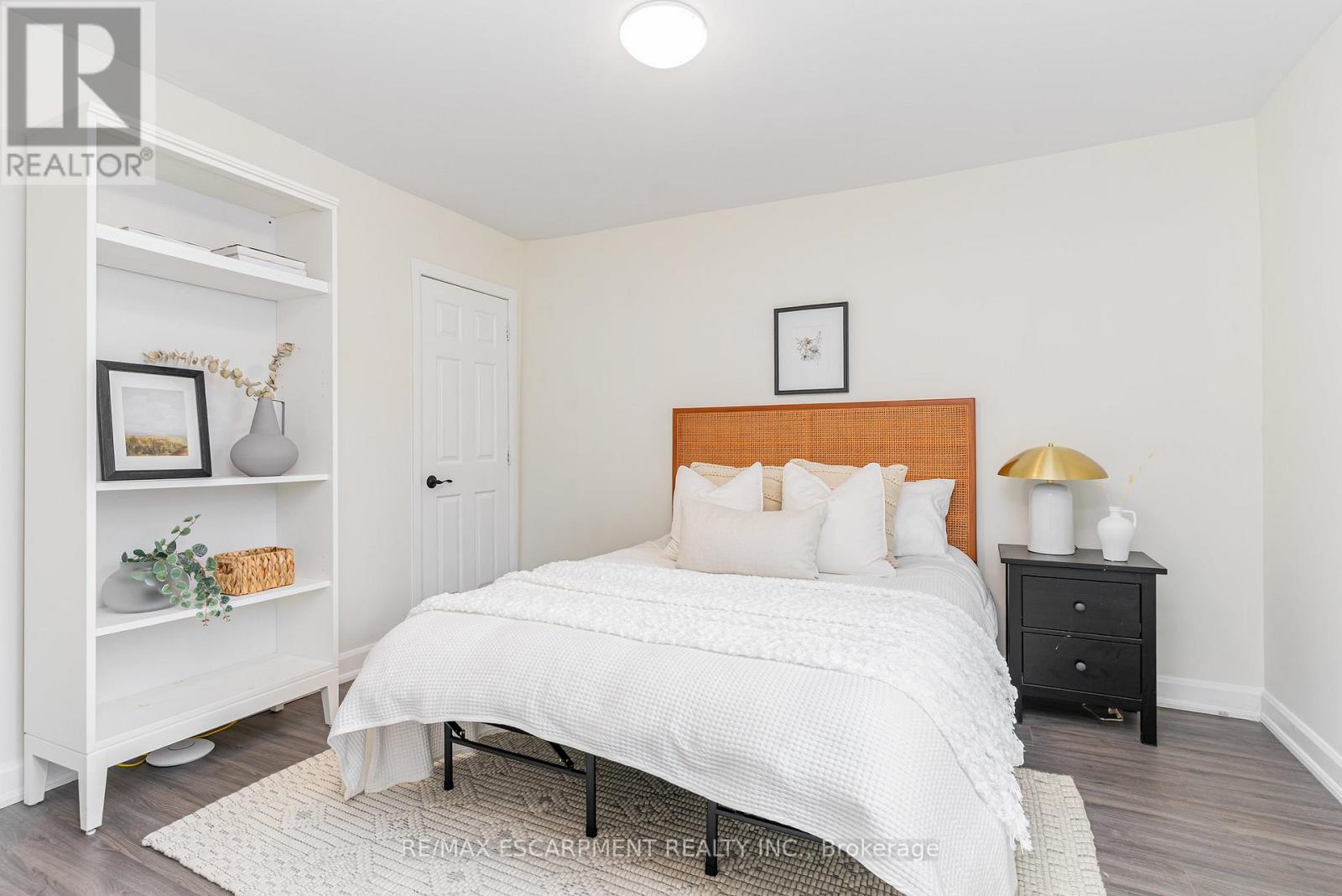 4 Robins Avenue, Hamilton, Ontario  L8H 4M6 - Photo 10 - X12428834