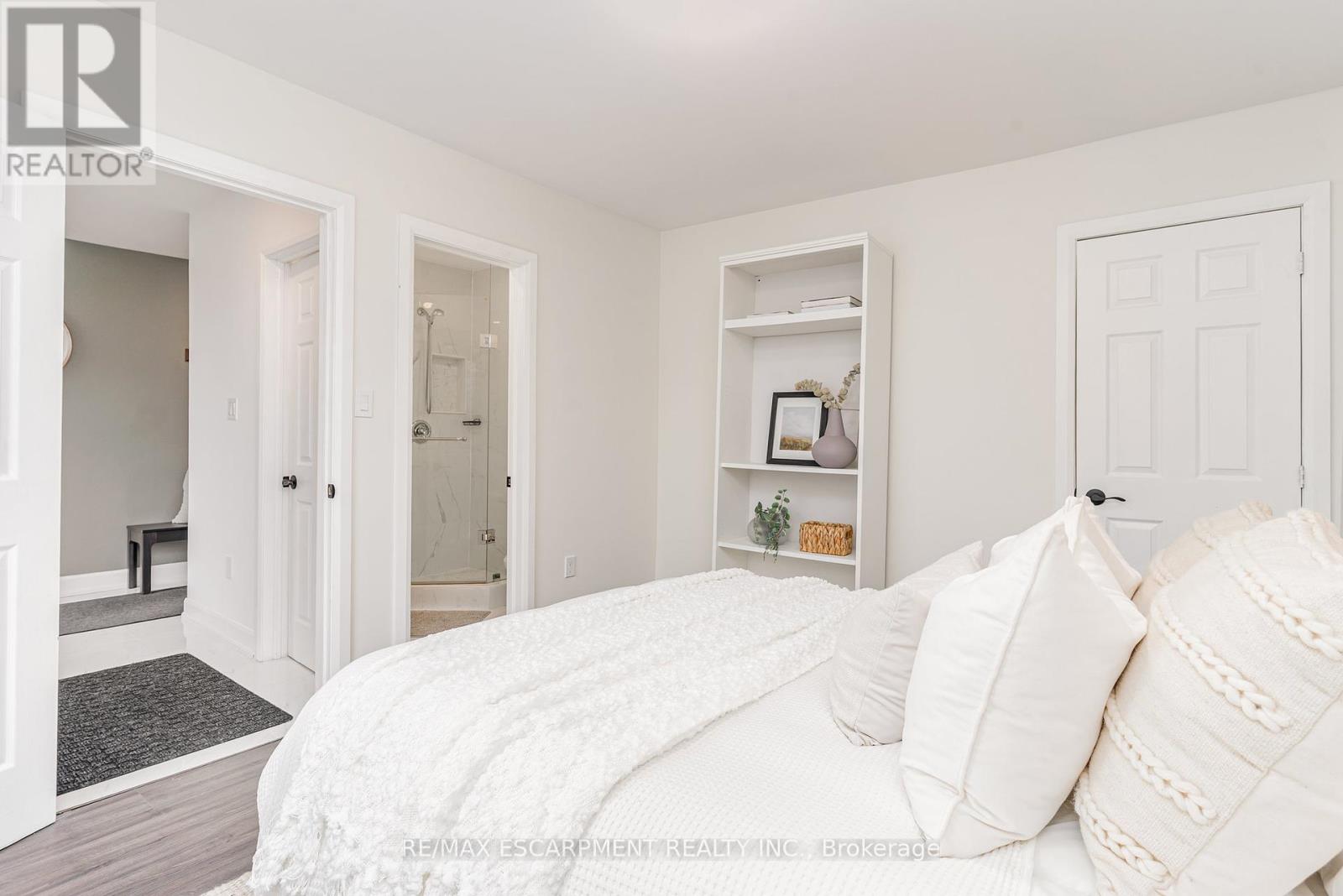 4 Robins Avenue, Hamilton, Ontario  L8H 4M6 - Photo 11 - X12428834