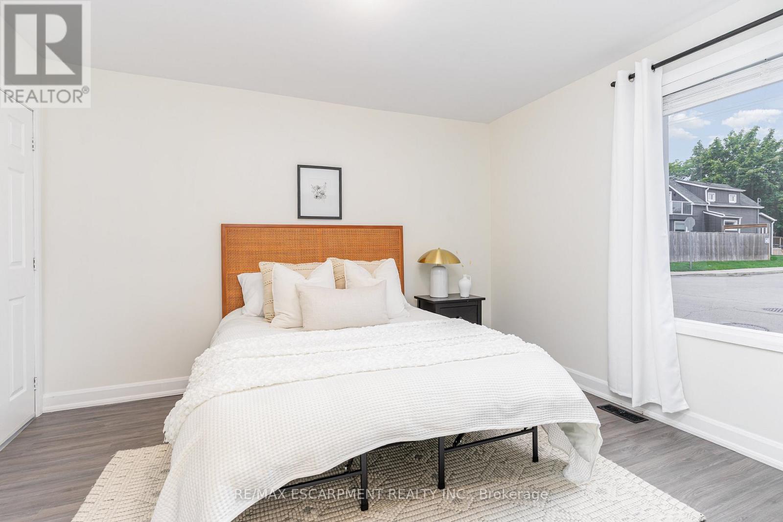 4 Robins Avenue, Hamilton, Ontario  L8H 4M6 - Photo 12 - X12428834