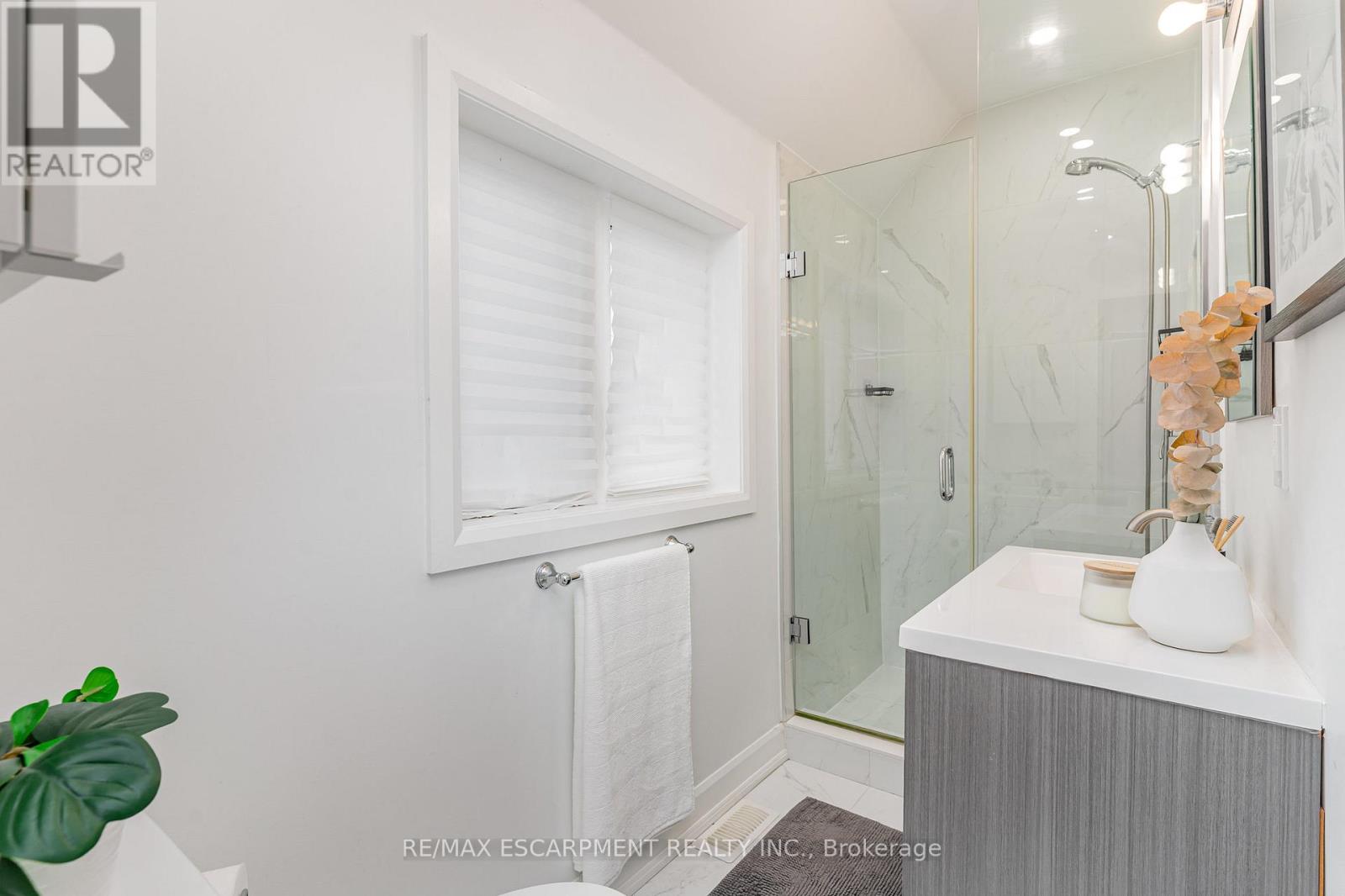 4 Robins Avenue, Hamilton, Ontario  L8H 4M6 - Photo 15 - X12428834