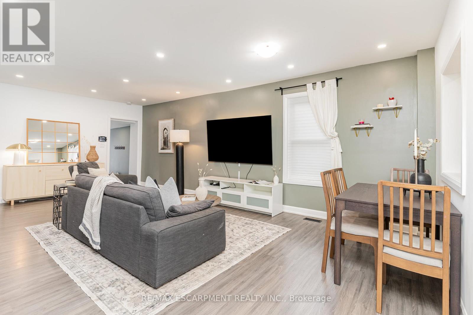4 Robins Avenue, Hamilton, Ontario  L8H 4M6 - Photo 4 - X12428834
