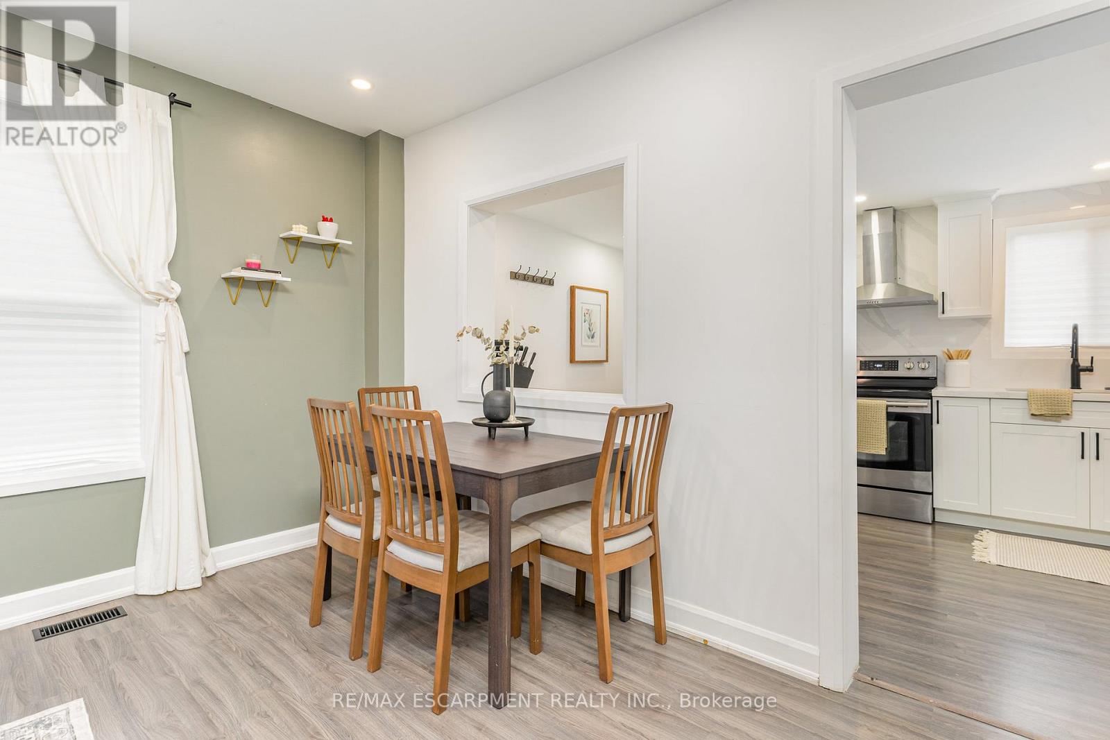 4 Robins Avenue, Hamilton, Ontario  L8H 4M6 - Photo 6 - X12428834