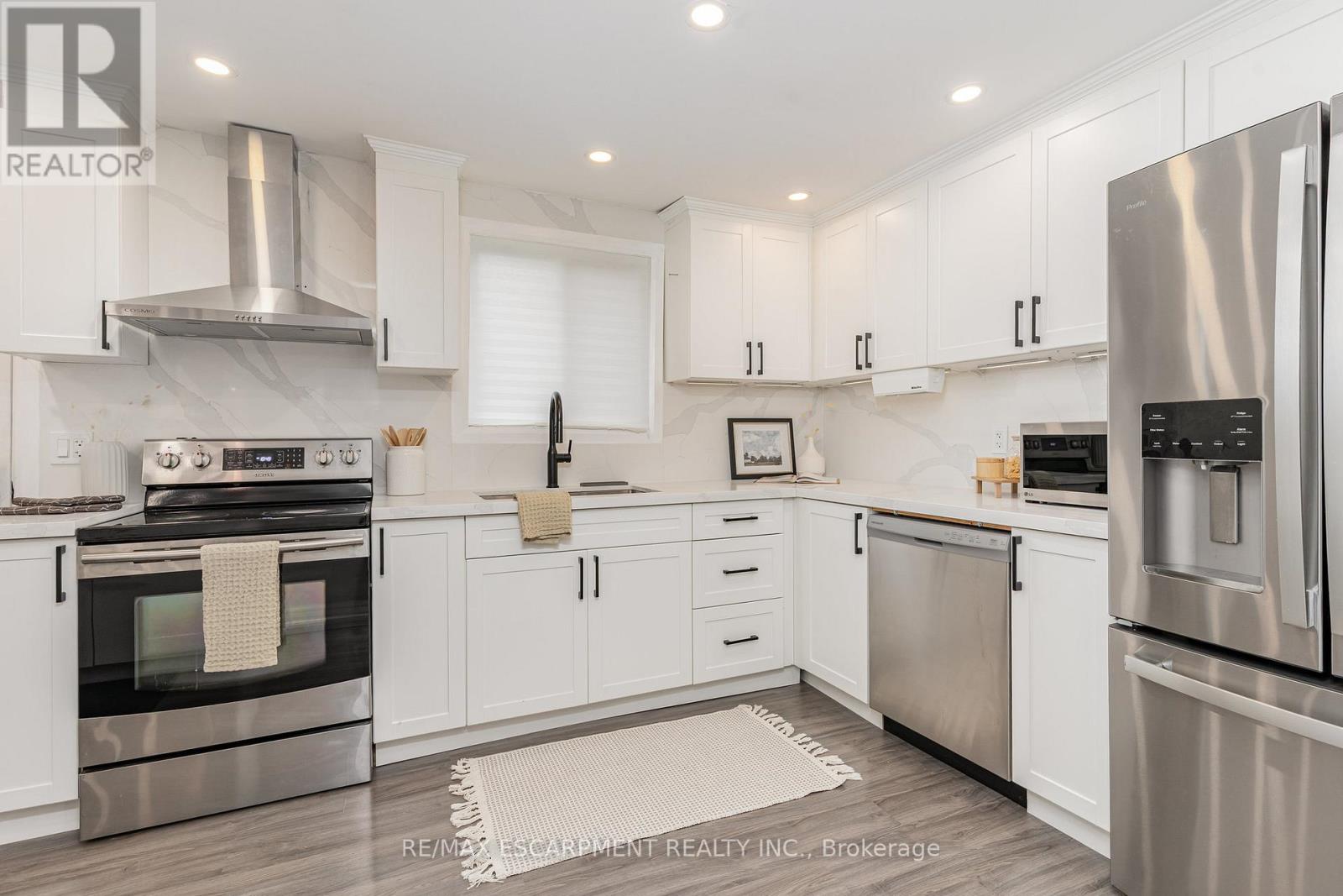 4 Robins Avenue, Hamilton, Ontario  L8H 4M6 - Photo 9 - X12428834
