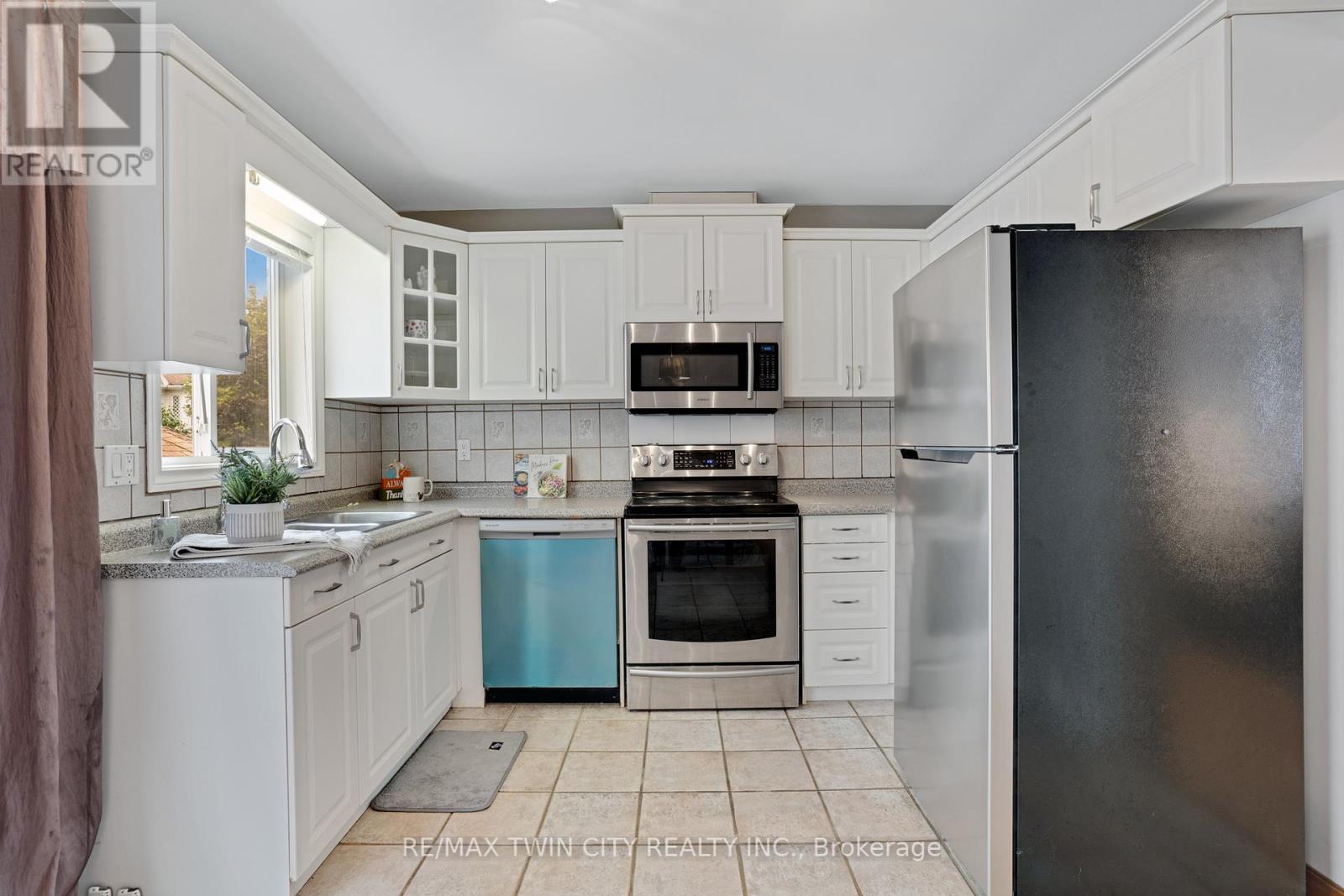 175 Stirling Macgregor Drive, Cambridge, Ontario  N1S 4Z8 - Photo 16 - X12428856