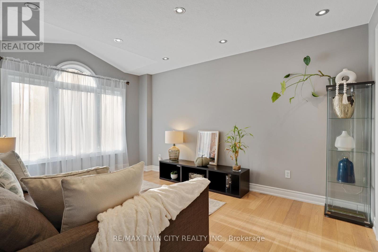175 Stirling Macgregor Drive, Cambridge, Ontario  N1S 4Z8 - Photo 6 - X12428856