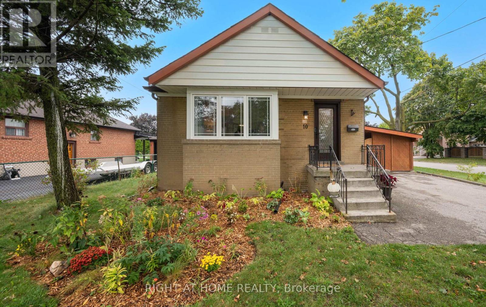 10 Lady York Avenue, Toronto, Ontario  M6B 2A9 - Photo 2 - W12428271