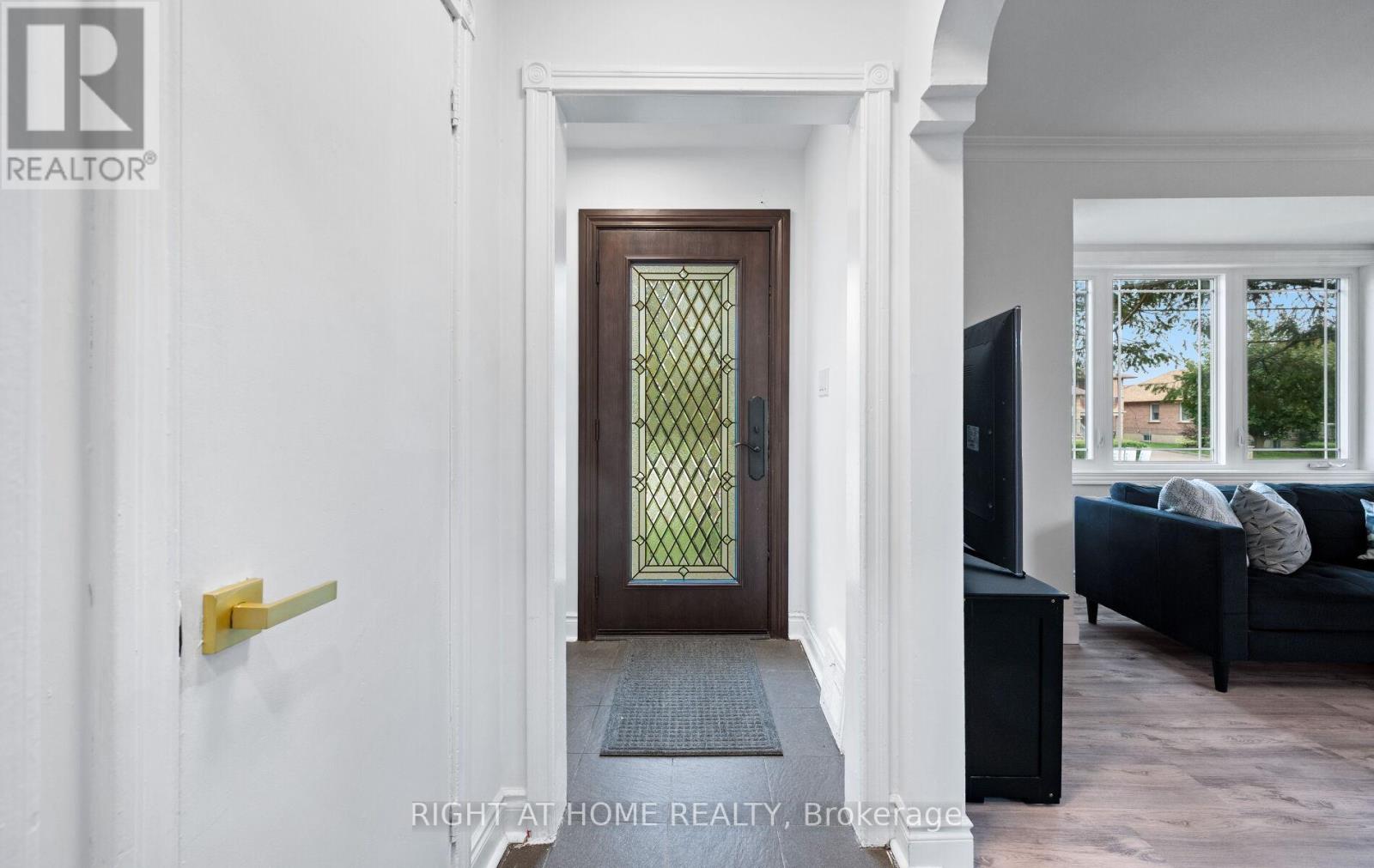 10 Lady York Avenue, Toronto, Ontario  M6B 2A9 - Photo 5 - W12428271