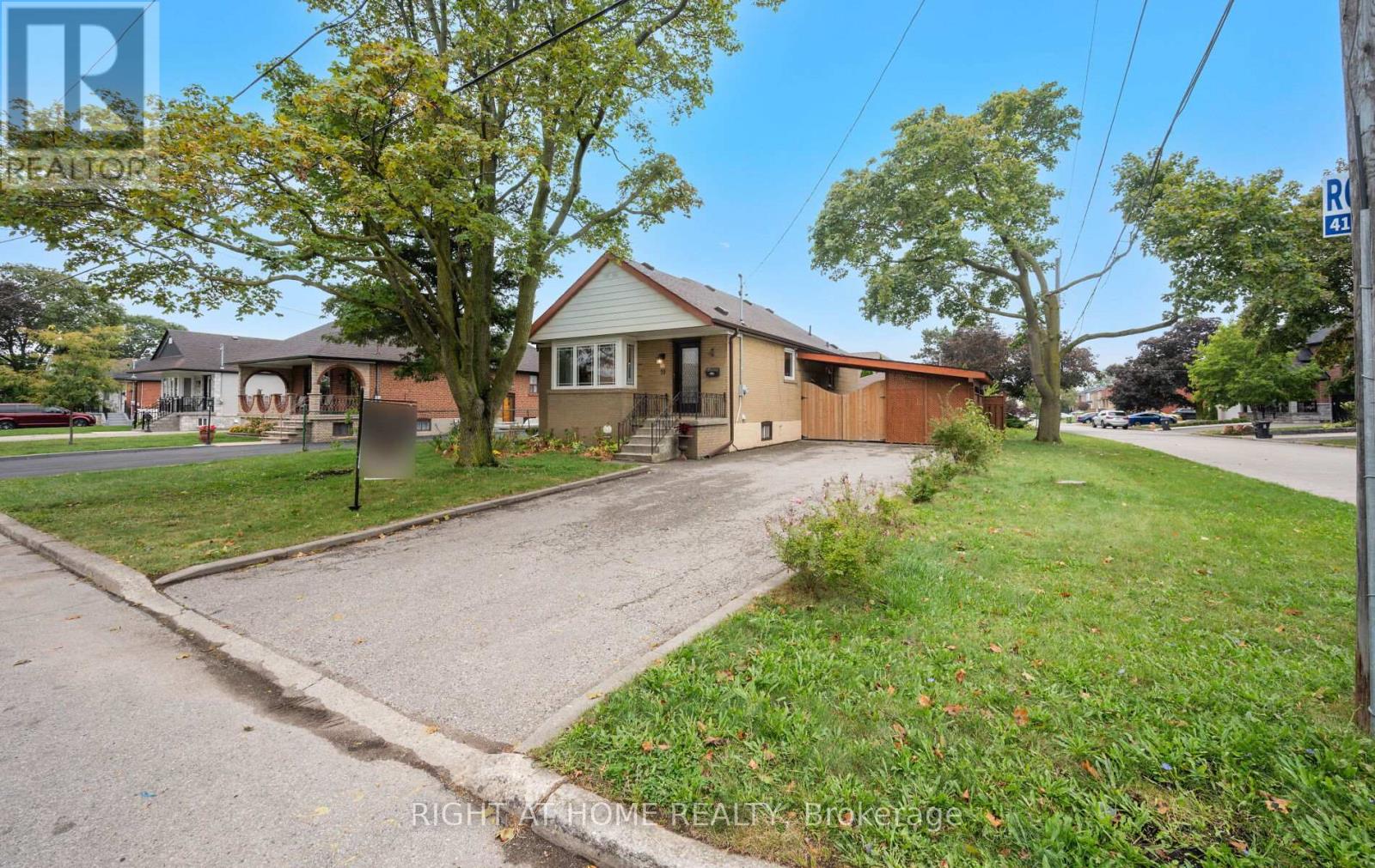 10 Lady York Avenue, Toronto, Ontario  M6B 2A9 - Photo 3 - W12428271