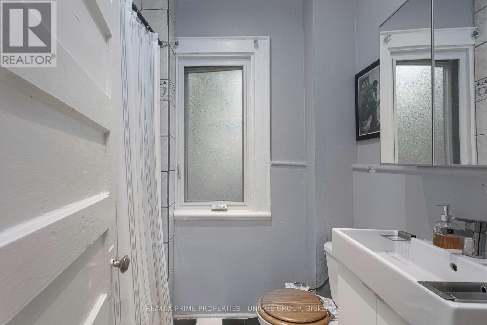 Upper - 1316 Queen Street E, Toronto, Ontario  M4L 1C5 - Photo 11 - E12428900