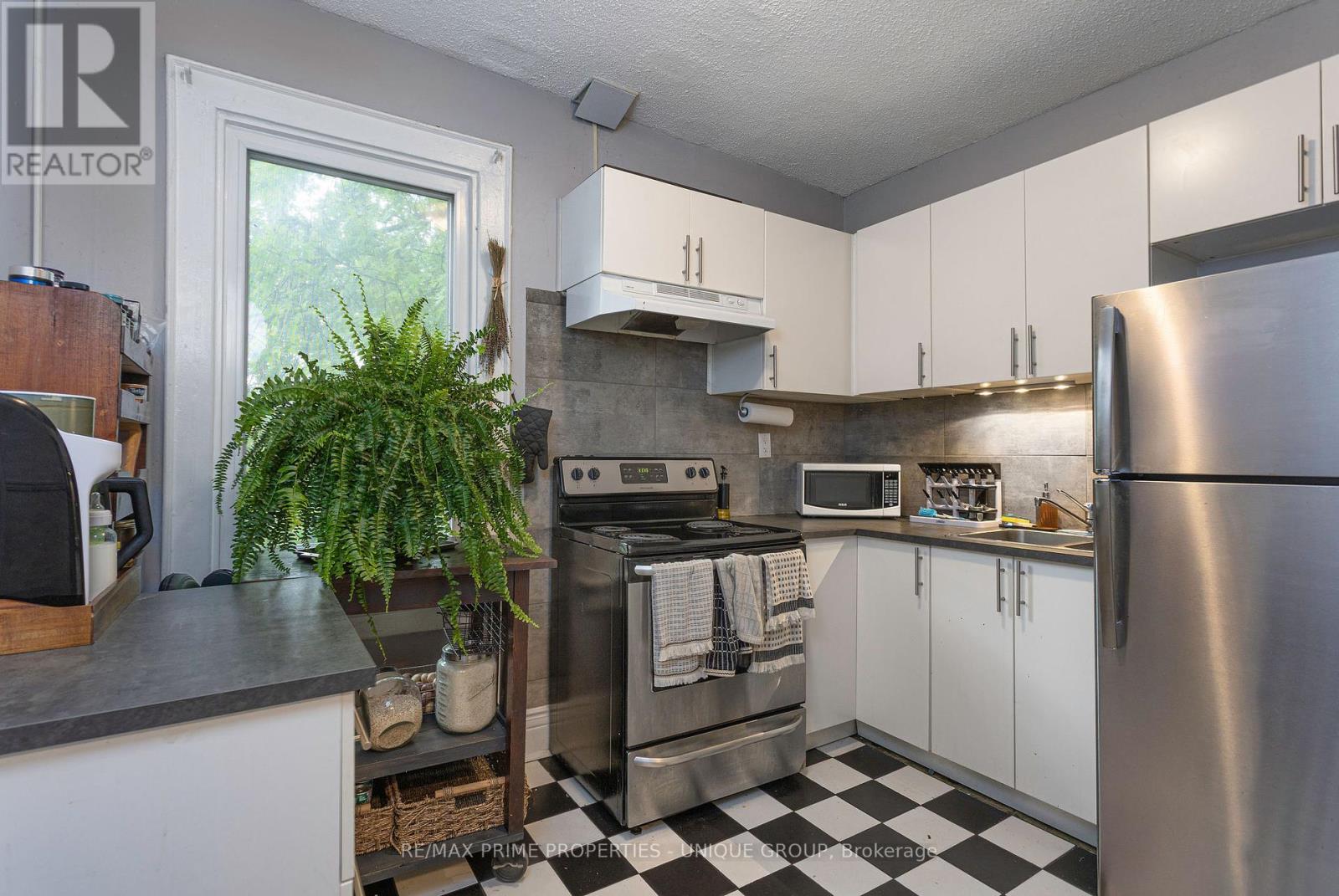 Upper - 1316 Queen Street E, Toronto, Ontario  M4L 1C5 - Photo 6 - E12428900