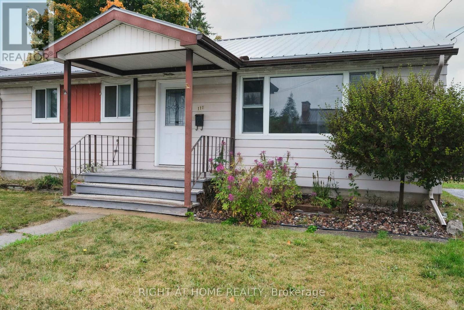 111 Landrigan Street, Arnprior, Ontario  K7S 2S7 - Photo 10 - X12429116