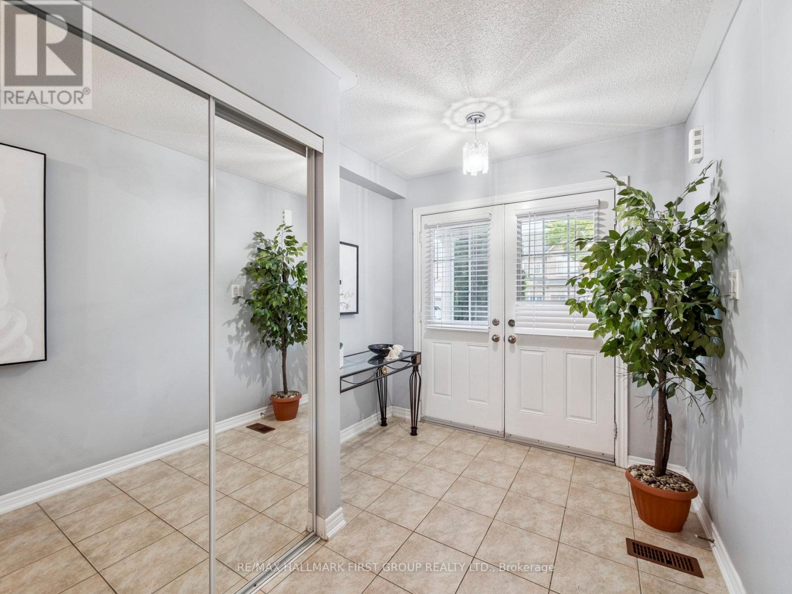20 Crestbank Court, Vaughan, Ontario  L6A 0B2 - Photo 6 - N12428939